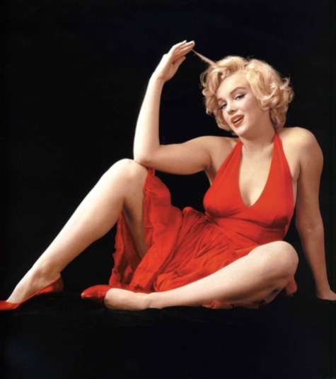 Marilyn Moroe in red sweater sitting in Feb 1955, shot by Milton H. Greene (5)
